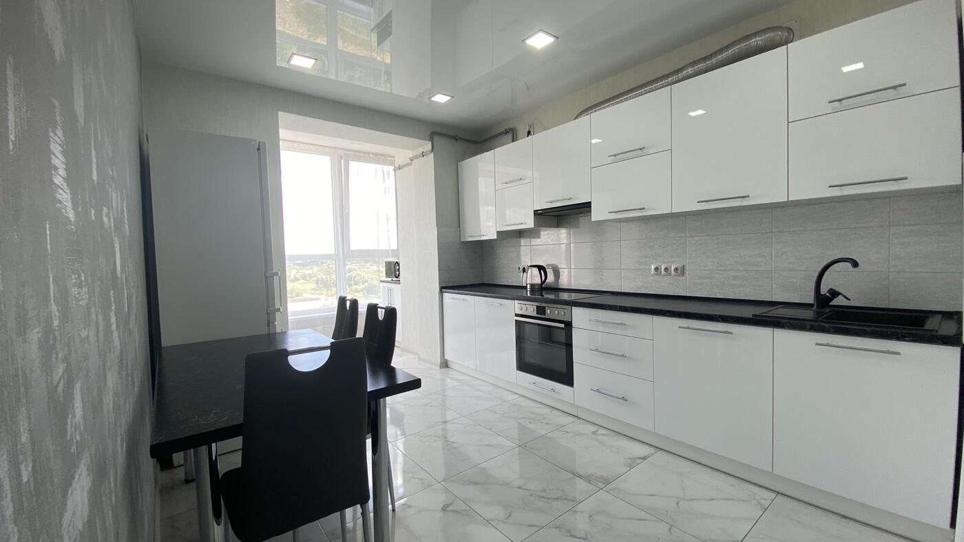 Богдана Хмельницького 230а, Шевченківський район